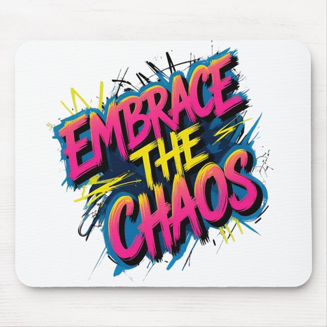 Umarme das Chaos – Grunge-Typografie-Zitat-Design Mousepad (Vorne)