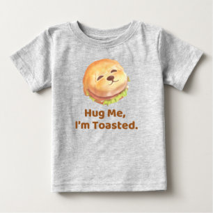 Umarme mich, ich bin getoastet: Süße Burger-Hundef Baby T-shirt