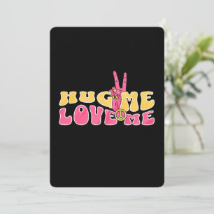 Umarme mich Liebe me Peace Signieren Vintage Retro Einladung