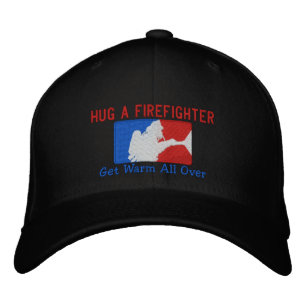 Umarmen eines Feuerwehrmanns mit Humoraler, maßges Bestickte Kappe