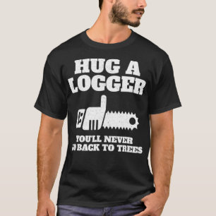 Umarmen eines Logger-Geschenktshirts, das sich am T-Shirt