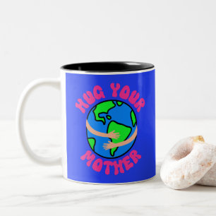Umarmen Sie Ihre Mutter Erde, den Tag der Erde, de Zweifarbige Tasse