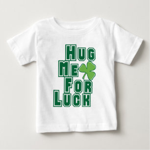 Umarmen Sie mich zum Luck St Patricks Day Baby T-shirt