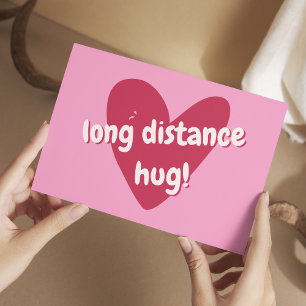 Umarmung auf Distanz! Großes rosa Herz Postkarte