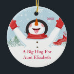 Umarmung für Tante Christmas Snowman Ornament<br><div class="desc">Niedlich eine große Umarmung für Tante Snowman-Weihnachtsverzierung. Einfach, mit Ihrer Mitteilung zu personifizieren! Ein, um zu kommen jahrelang gehütet zu werden Geschenk Wundertante Weihnachten sure.</div>