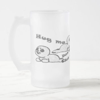 Umarmung, schlagen nicht mattiertes Glas mit einer Mattglas Bierglas