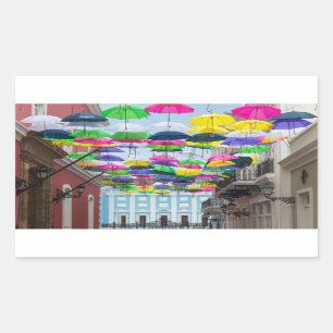 Umbrellas über den Straßen von San Juan und dem He Rechteckiger Aufkleber