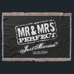 Umfassendes Geschenk Herrn und Frau Just Married Decke<br><div class="desc">Umfassendes Geschenk Herrn und Frau Just Married für Jungvermählten.
Niedliche Throwdecke für eben wed Paare,  Braut und Bräutigam,  Ehemann und Ehefrau.
Vintager Briefmarkenentwurf mit grungy Typografie und Gewohnheit färben Hintergrund.
Schwarzweiss-Druck.</div>