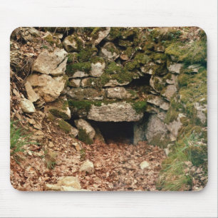 Umfaßter Eingang zu einem Tumulus Mousepad