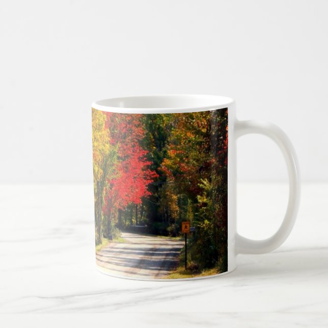 Umgeben durch Fall-Farbe Kaffeetasse (Rechts)