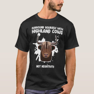 Umgeben von einem Hochland-Kuh-Hochland T-Shirt