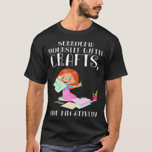 Umgeben von Kunsthandwerk und dem Girl Pullover