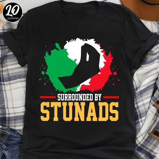 Umgeben von Stunads Hand Geste Funny Italian T-Shirt (Von Creator hochgeladen)