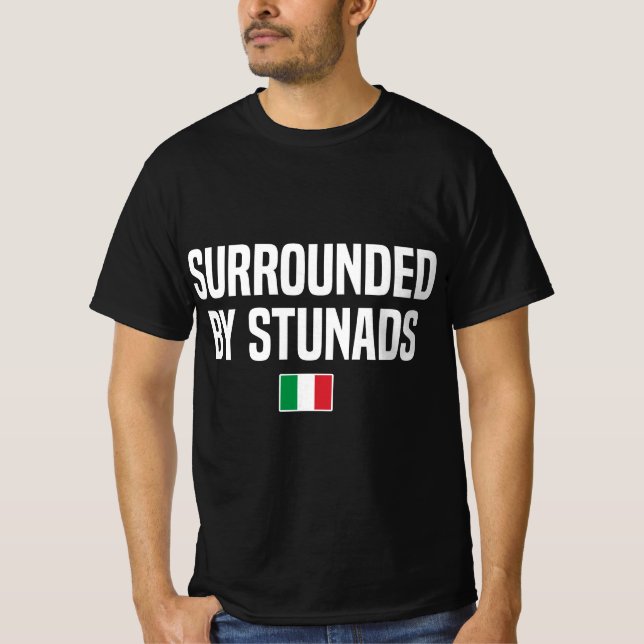 Umgeben von Stunads italienisches Slang Sprichwort T-Shirt (Vorderseite)