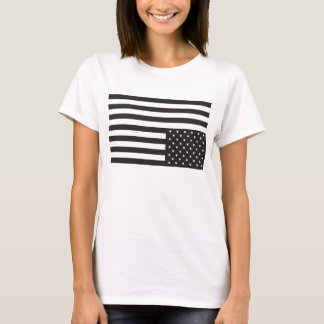 Umgedrehte amerikanische Flagge im Schwarzen T-Shirt