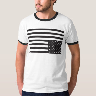 Umgedrehte amerikanische Flagge im Schwarzen T-Shirt