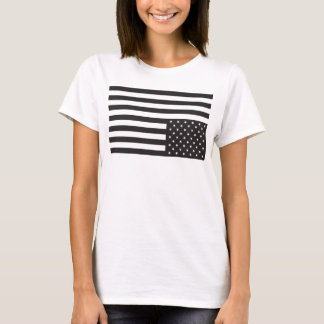 Umgedrehte amerikanische Flagge im Schwarzen T-Shirt