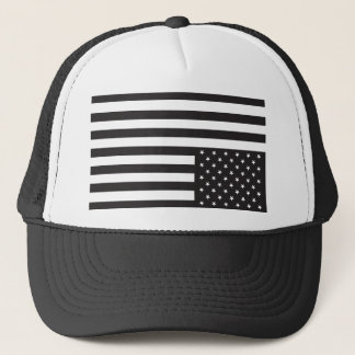 Umgedrehte amerikanische Flagge im Schwarzen Truckerkappe