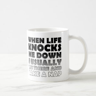 Umgehauen, mach ein Nickerchen, lustiger Becher od Kaffeetasse