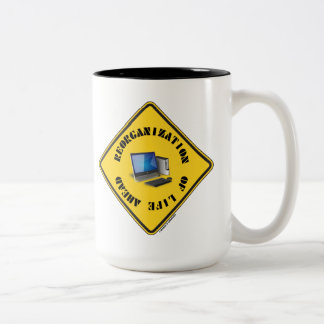 Umgestaltung des Lebens vor dem gelben Warnzeichen Zweifarbige Tasse