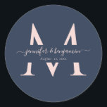 Umschlag Aufkleber für Hochzeitssendungen mit Blau<br><div class="desc">Vervollständigen Sie Ihre Hochzeit in Marineblau und Blau mit diesen modernen personalisierten Marineblau- und Schwarz-Monogramm-Hochzeitszitaten mit modernem Drehbuch. Einfach online personalisieren. Die passenden Produkte ergänzen diese eleganten Monogramm Hochzeitsetiketten.</div>