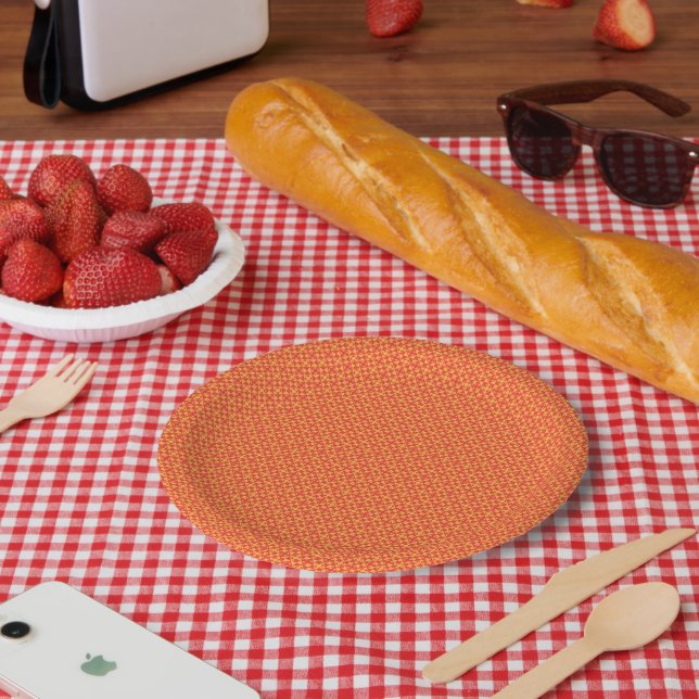 Umschlagpapier mit einem Muster in orangefarbenem, Pappteller (Picknick)