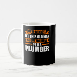 Umzug über Jungen lassend Klempner Kaffeetasse