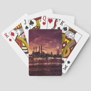 Unabhängigkeitstag-Feuerwerke hinter Manhattan Spielkarten