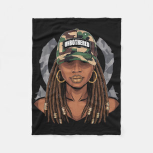 Unbeeindruckte schwarze Frau Melanin Locs Camo sch Fleecedecke