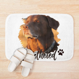 Unbeeindruckter Golden Hour Hund – Premium Minimal Badematte