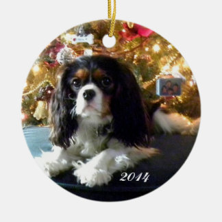Unbekümmerter Königcharles Spaniel personifizieren Keramikornament