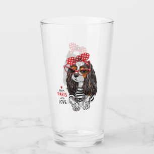 Unbekümmerter Königcharles Spaniel von Paris mit Glas