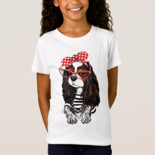 Unbekümmerter Königcharles Spaniel von Paris mit T-Shirt