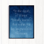Unbesiegbarer Sommer Inspiration Blue Art Print Poster<br><div class="desc">Dieser Kunstdruck zeichnet sich durch elegante Typografie in Weiß auf einem schönen ombré blauen Aquarell-Hintergrund aus. Das Plakat lautet: "In der Tiefe des Winters habe ich endlich gelernt, dass in mir ein unbesiegbarer Sommer". Es erinnert uns daran, dass es immer Hoffnung gibt und dass wir harte Dinge tun können. Es...</div>