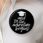 Und so beginnt das Abenteuer - Abschluss Button<br><div class="desc">Fügen Sie 2020,  2021 oder jedes Jahr zu diesem skurrilen Design. Dieses kann für jeden Absolventen oder Wiedersehen verwendet werden - High School,  Uni,  Graduate School,  Krankenpflege,  med school oder sogar Fachschule.</div>