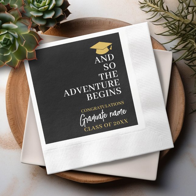 Und so beginnt das Abenteuer mit dem Black Gold Ab Serviette (Custom Graduation Party Napkin - Modern Black and Gold Design with Grad's Name)