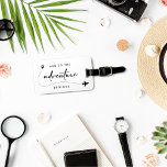 Und so beginnt das Abenteuer schwarz-weiß Gepäckanhänger<br><div class="desc">Feiern Sie den Beginn Ihrer Reise zusammen mit unserem "And So The Adventure Begins" Schwarz-Weiß Gepäck Tag. Diese minimalistisch gestalteten Gepäckanhänger sind perfekt für Hochzeitsfeiern oder Brautpartys, vor allem wenn Sie sich für ein Flitterwochenthema entscheiden. Mit eleganter Handschrift und moderner Ästhetik verleihen sie Ihrem Brautparty eine Touch von Reise-inspiriert Charme....</div>