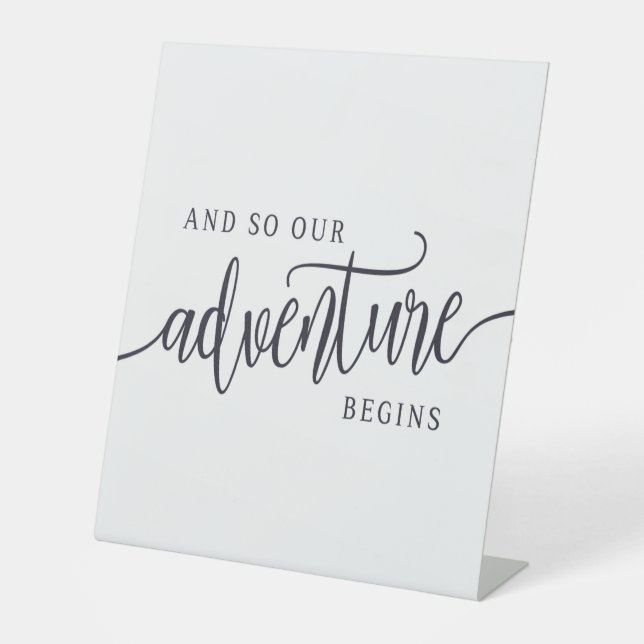 Und so beginnt unser Abenteuer modern Sockelschild (Vorderseite)