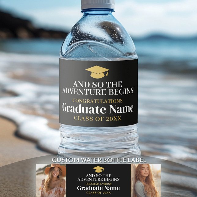 Und so erwartet das Abenteuer Modernes Abschluss 2 Wasserflaschenetikett (Custom Graduation Water Bottle Label)
