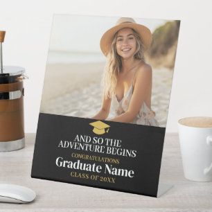 Und so erwartet das Abenteuer - Modernes Abschluss Sockelschild