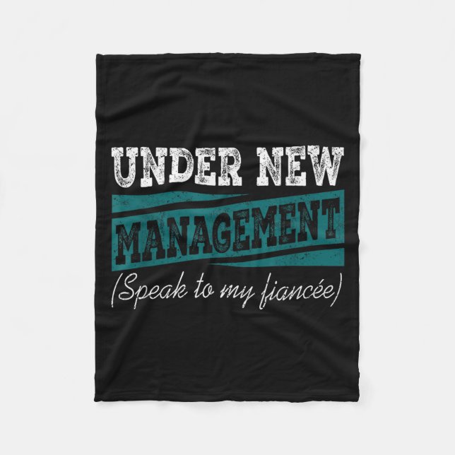 Under New Management Speak To My Fiance Engagement Fleecedecke (Vorderseite)