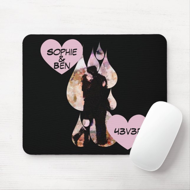 Under Umbrella: Romantic Couple Kissing in Rain Mousepad (Mit Mouse)