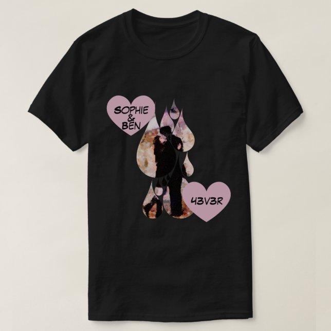 Under Umbrella: Romantic Couple Kissing in Rain T-Shirt (Design vorne)