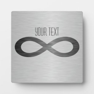 Unendliches Symbol auf Imitaten Metalltextur von S Fotoplatte