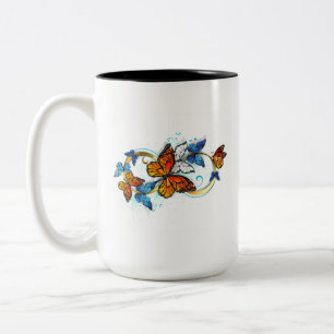 Unendlichkeit von Monarchfaltern Zweifarbige Tasse