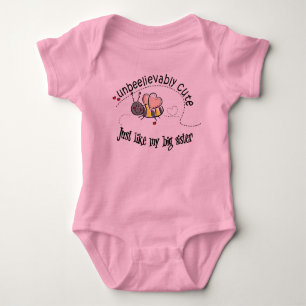 Unerbittlich niedlich wie meine große Schwester Baby Strampler