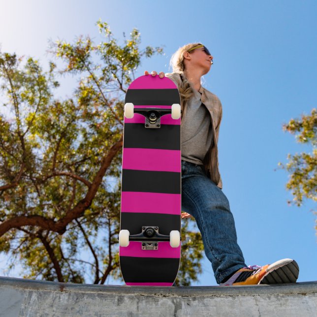 Uneven Streifen - Magenta und Schwarz Skateboard (Außenbereich 1)