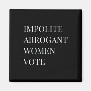 Unfreundliche arrogante Frau widersteht Anti-Trump Magnet