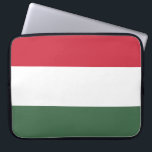 Ungarische Flagge Laptopschutzhülle<br><div class="desc">Dieses Design zeigt die Nationalflagge Ungarns (auf Ungarisch Magyarország genannt), das ein Land in Mitteleuropa ist. Ungarn grenzt im Norden an die Slowakei, im Nordosten an die Ukraine, im Osten an Rumänien und im Südosten an Serbien, im Süden an Kroatien und Slowenien, im Südwesten an Österreich und im Westen an...</div>