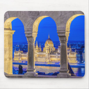 Ungarisches Parlamentsgebäude bei Dämmerung Mousepad